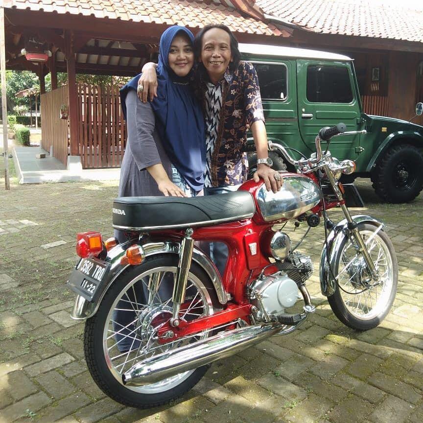 10 Potret Manis Keluarga Bang Mandra yang Jarang Terekspos