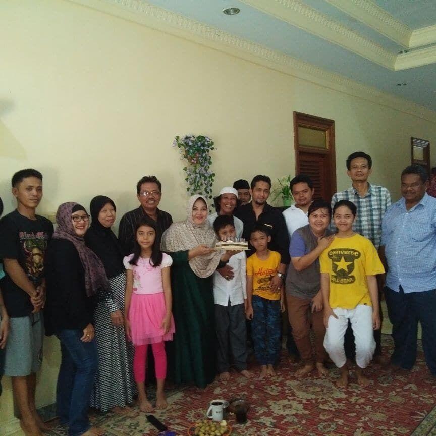 10 Potret Manis Keluarga Bang Mandra yang Jarang Terekspos