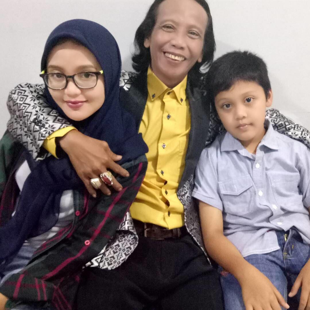 10 Potret Manis Keluarga Bang Mandra yang Jarang Terekspos