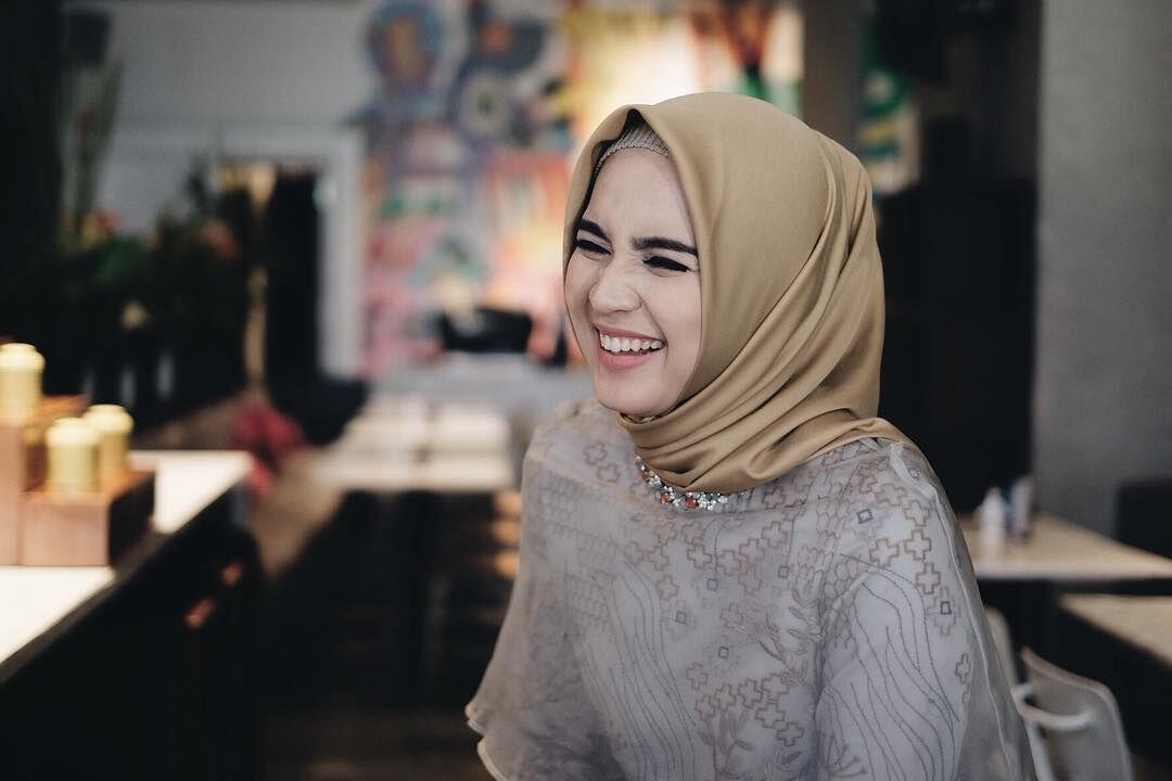 10 Inspirasi Busana dari Psikolog Analisa Widyaningrum, Kece Abis!