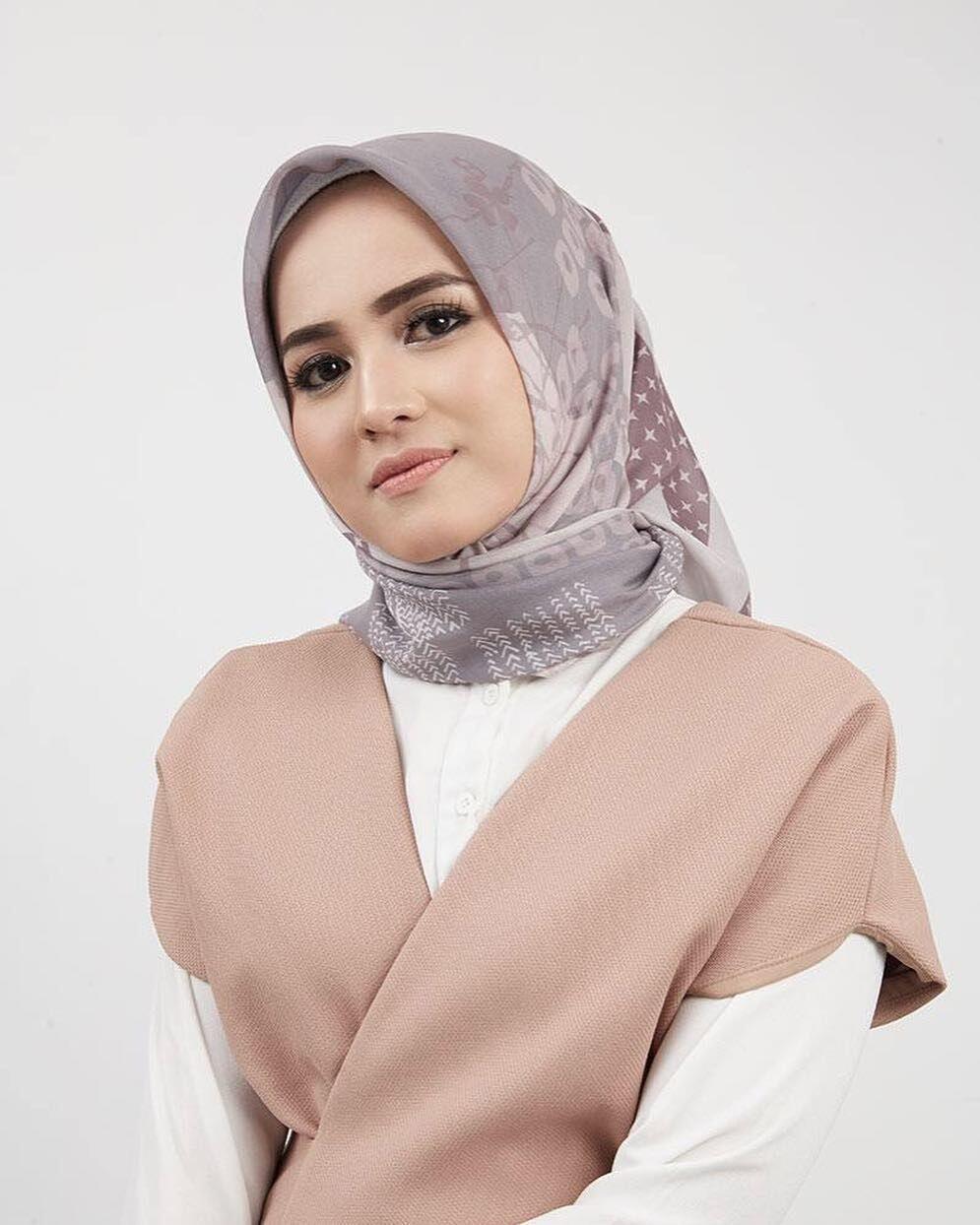 10 Inspirasi Busana dari Psikolog Analisa Widyaningrum, Kece Abis!