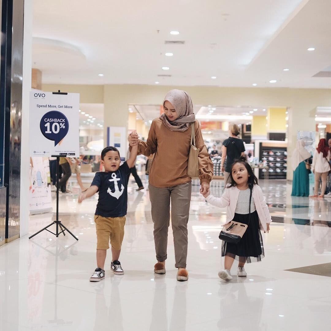 10 Inspirasi Busana dari Psikolog Analisa Widyaningrum, Kece Abis!