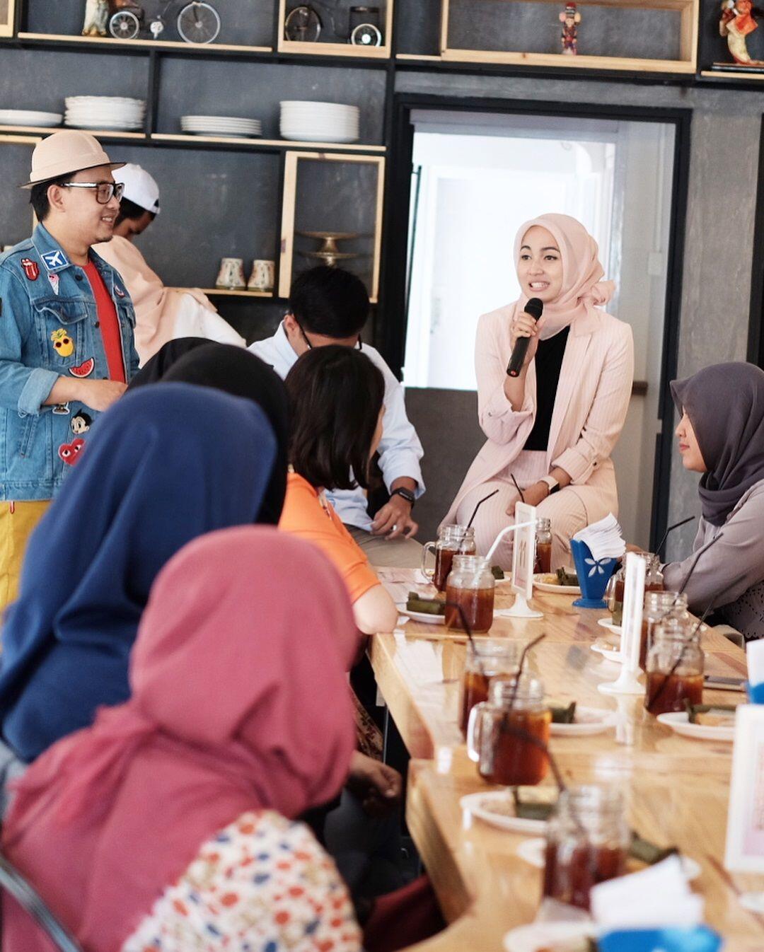 10 Inspirasi Busana dari Psikolog Analisa Widyaningrum, Kece Abis!