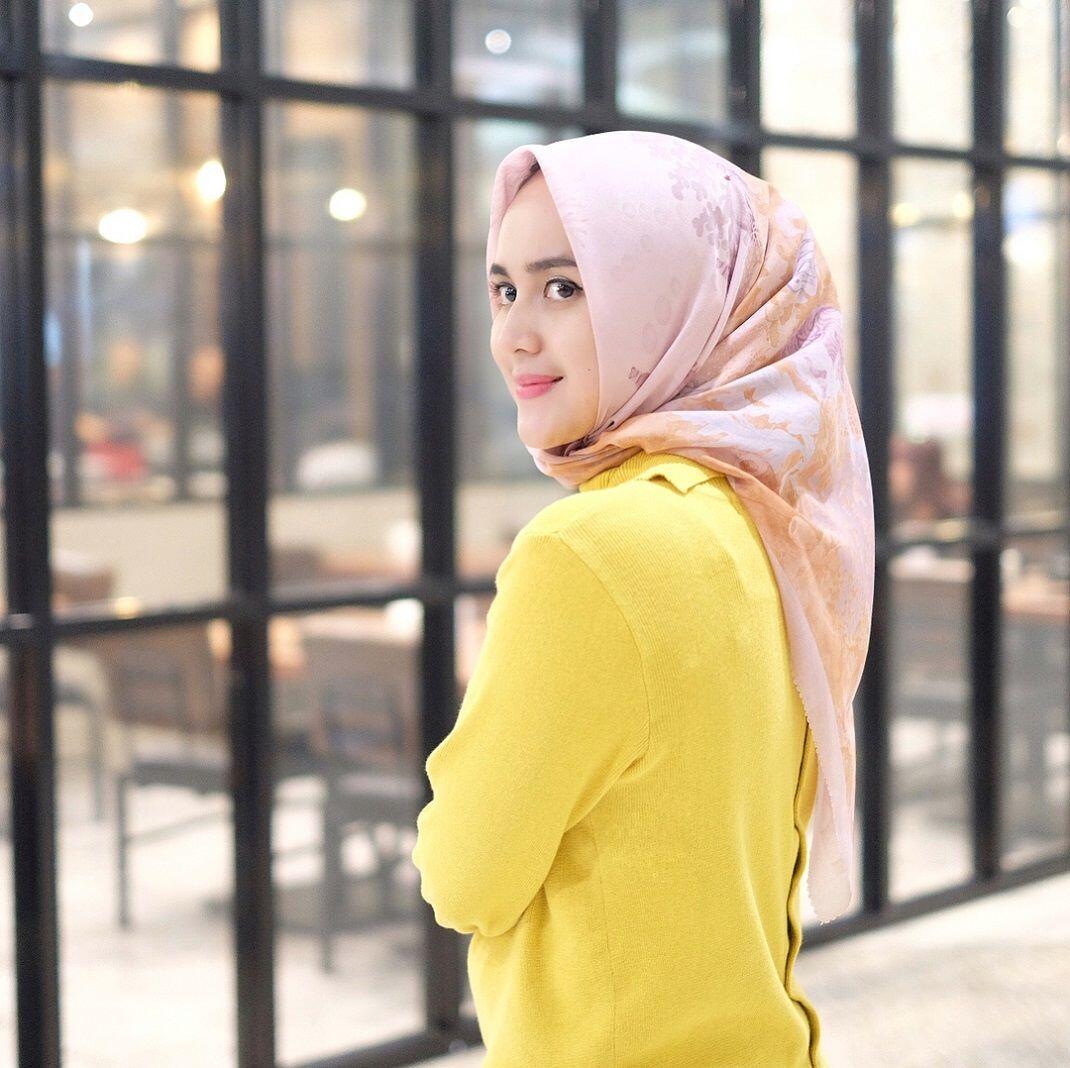 10 Inspirasi Busana dari Psikolog Analisa Widyaningrum, Kece Abis!