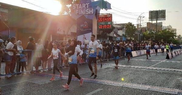 10 Potret Keseruan Surabaya Marathon 2018, Bu Risma Ikutan Lari Lho