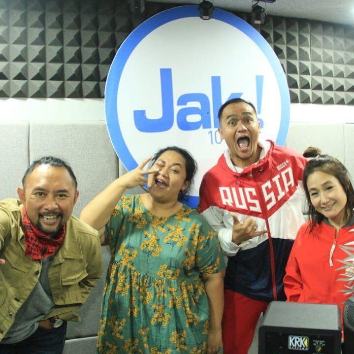 11 Potret Valentino Jebret, Presenter Sepak Bola yang Viral