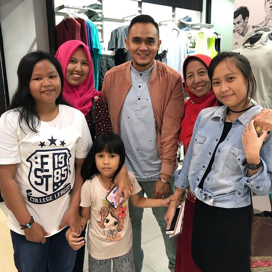 11 Potret Valentino Jebret, Presenter Sepak Bola yang Viral