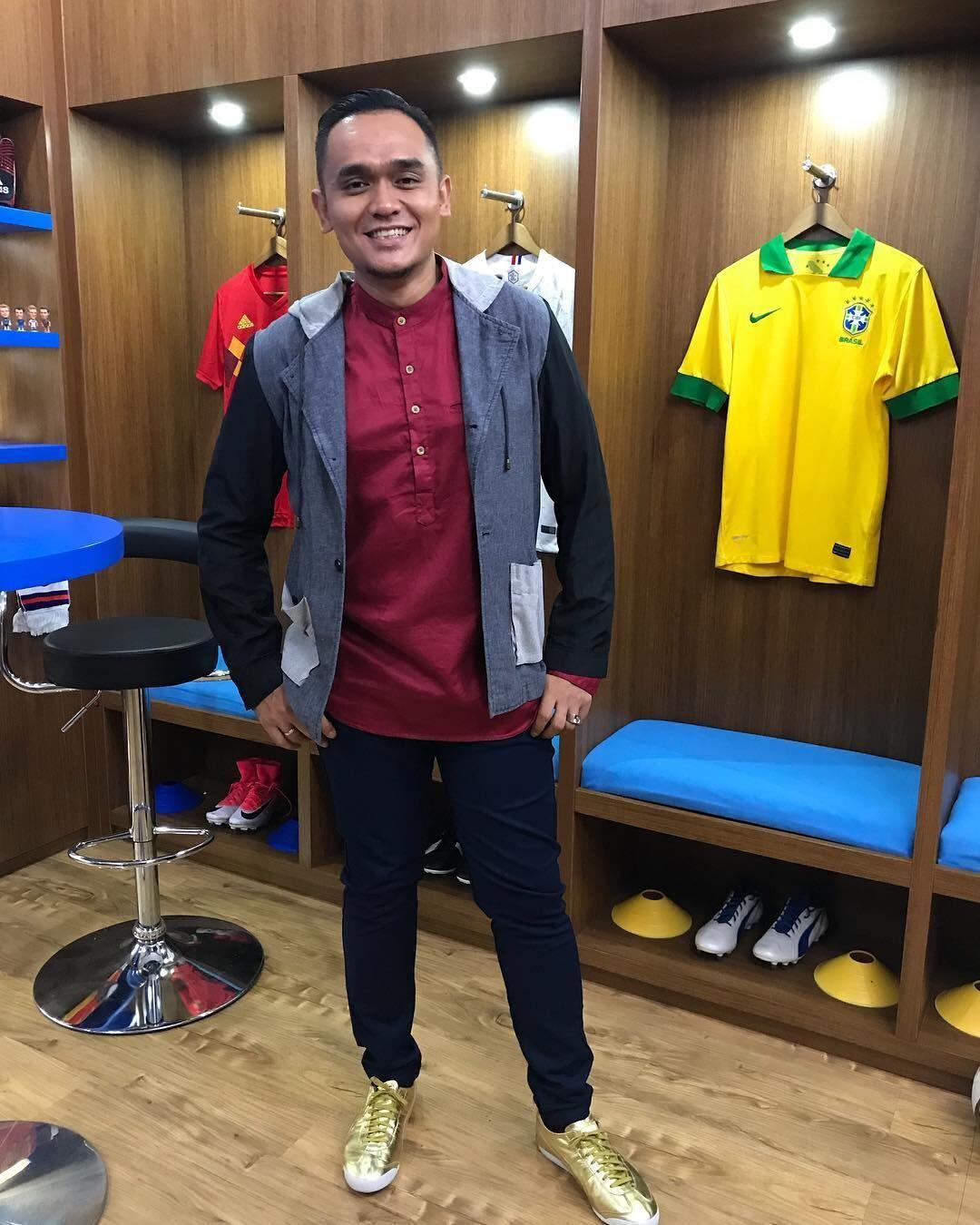 11 Potret Valentino Jebret, Presenter Sepak Bola yang Viral