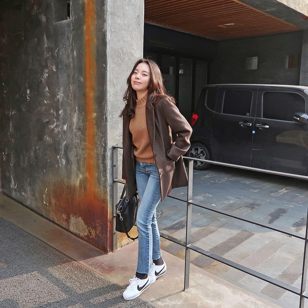 10 Ide Outfit ala Kakak J-hope BTS untuk Kamu yang Hobi Jalan