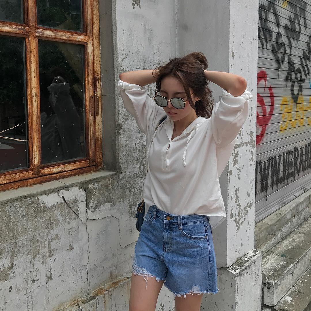 10 Ide Outfit ala Kakak J-hope BTS untuk Kamu yang Hobi Jalan