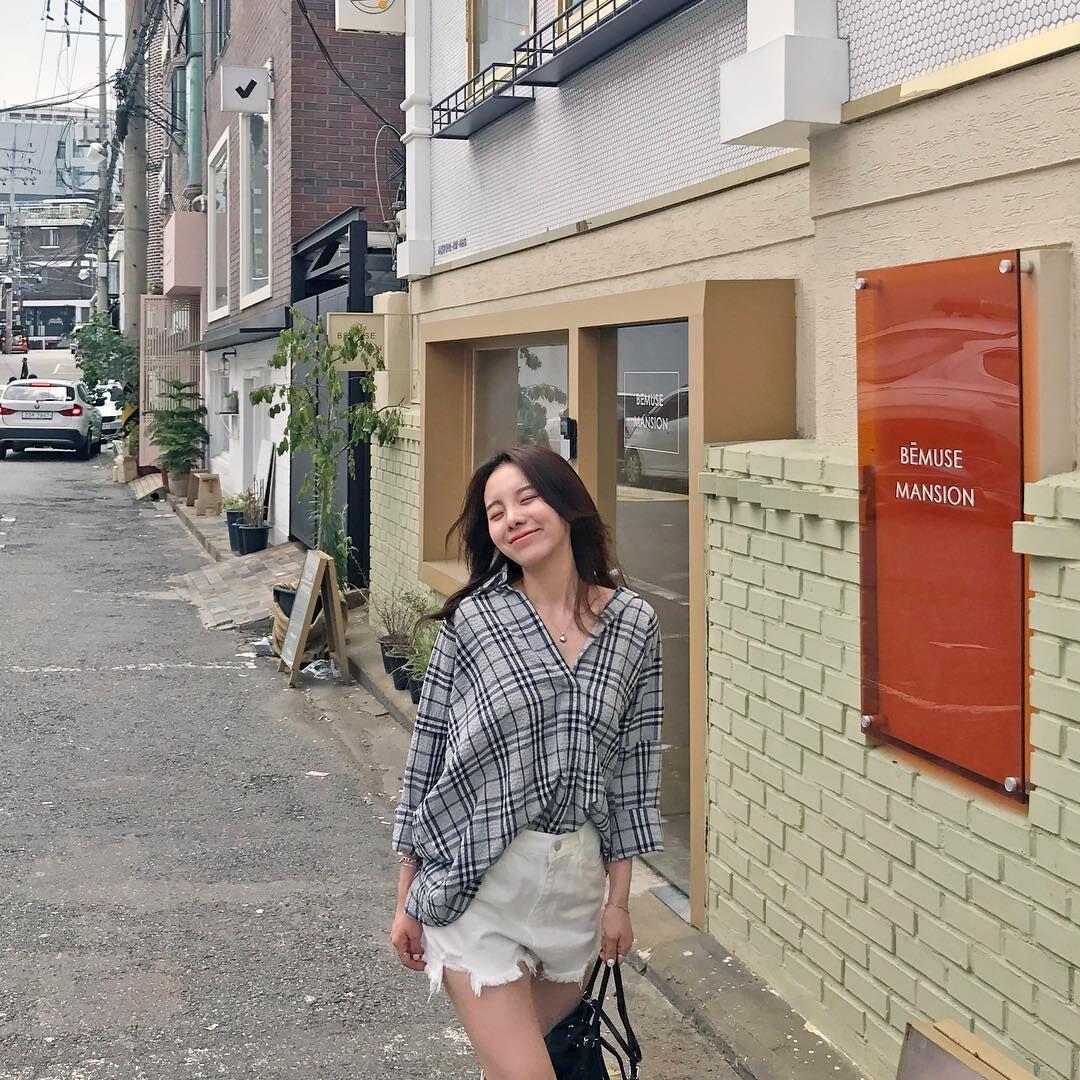 10 Ide Outfit ala Kakak J-hope BTS untuk Kamu yang Hobi Jalan