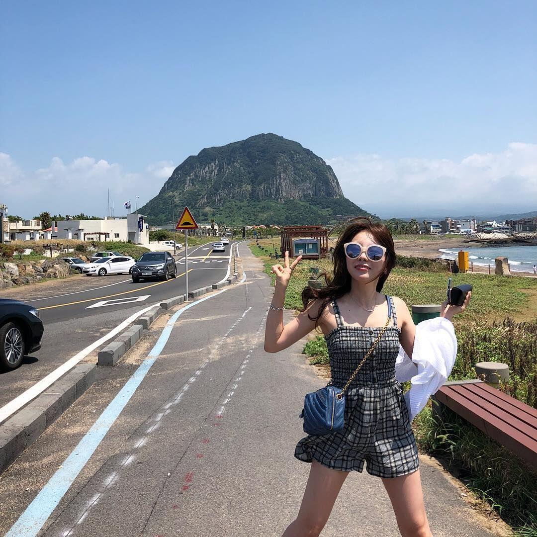 10 Ide Outfit ala Kakak J-hope BTS untuk Kamu yang Hobi Jalan