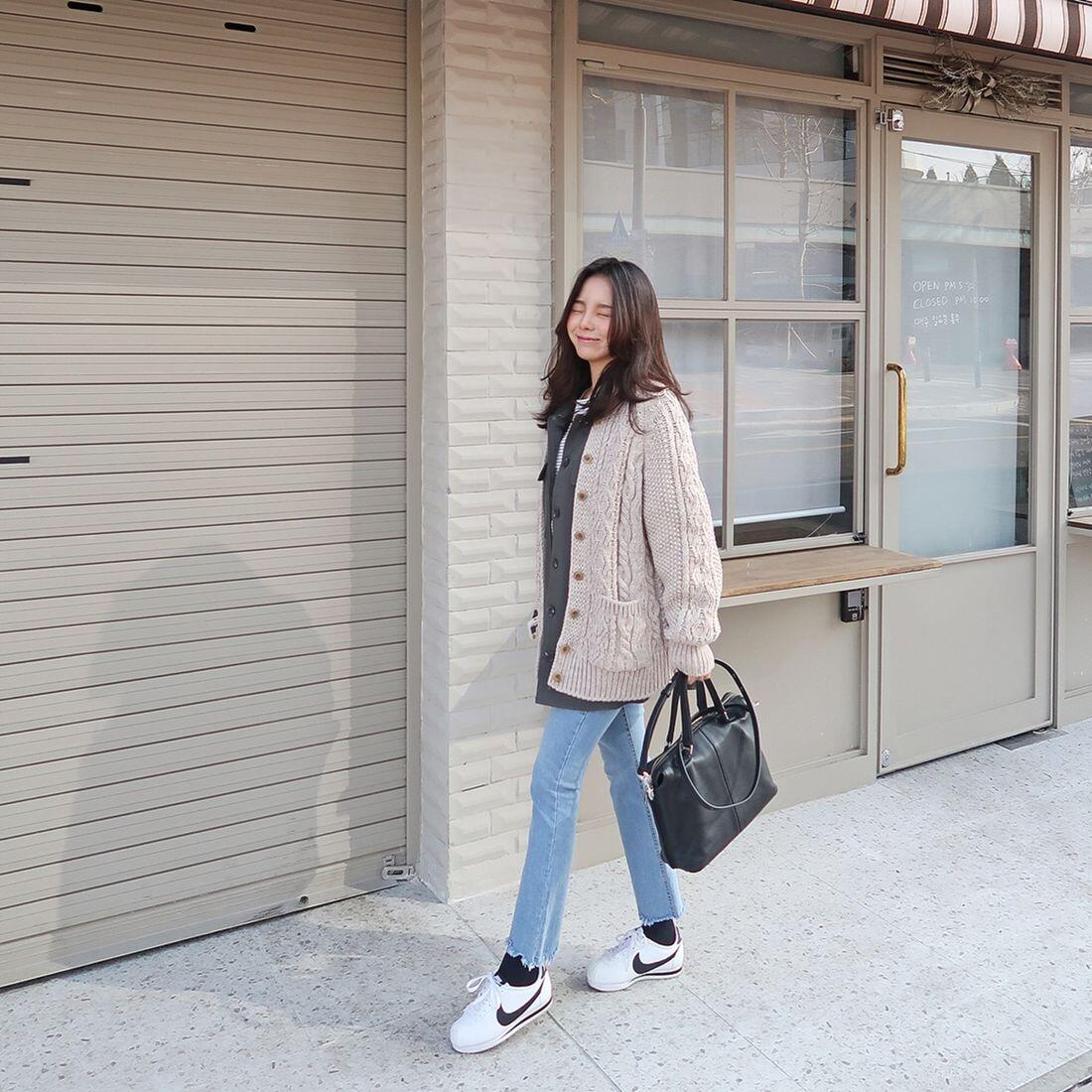 10 Ide Outfit ala Kakak J-hope BTS untuk Kamu yang Hobi Jalan