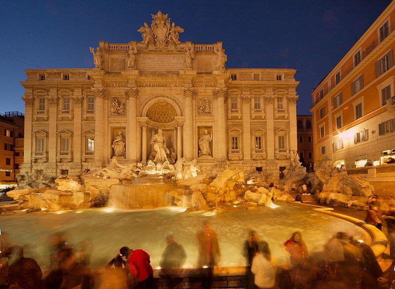 Dua Perempuan Berkelahi Berebut Tempat Selfie di Air Mancur Italia