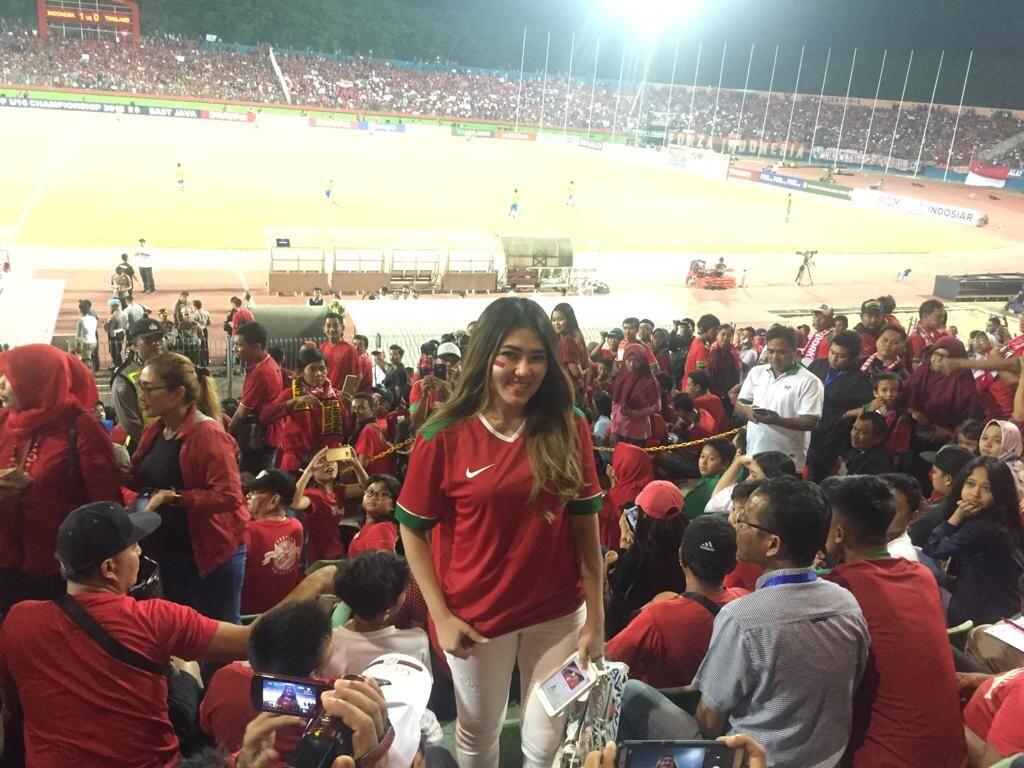 Bikin Salfok! Via Vallen Dukung Timnas Sampai Pimpin Viking Clap