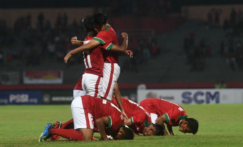 Bikin Salfok! Via Vallen Dukung Timnas Sampai Pimpin Viking Clap