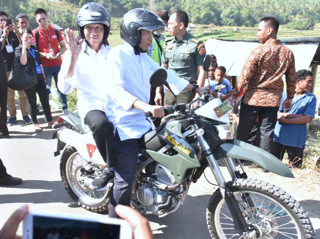 Naik Trail, Gubernur NTB bonceng Jokowi Tinjau Korban Gempa