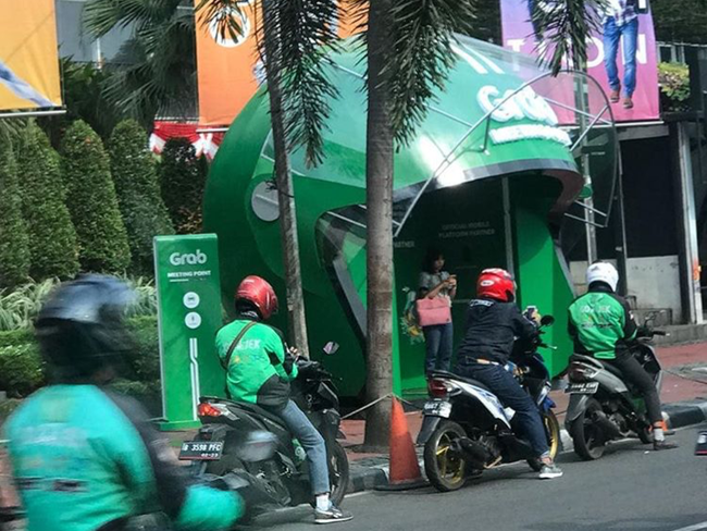 Dishub DKI akan Tertibkan Halte Grab yang Halangi Trotoar di GBK