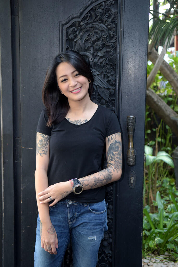 Cewek Cantik Ini Badannya Penuh Tatoo Gan