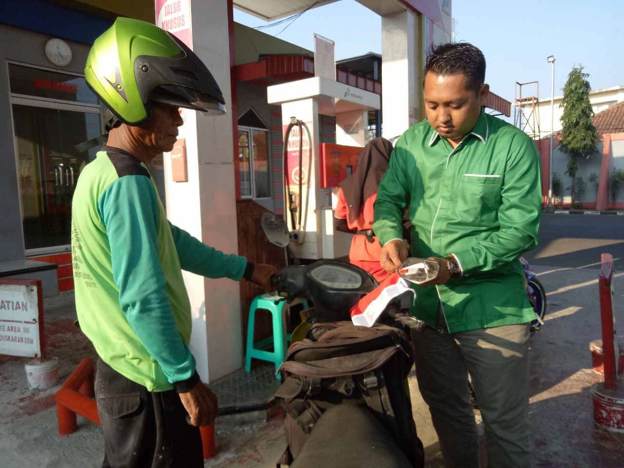 Pemuda PUI Majalengka Bagi-bagi Bendera kepada Pengendara Motor dan Mobil