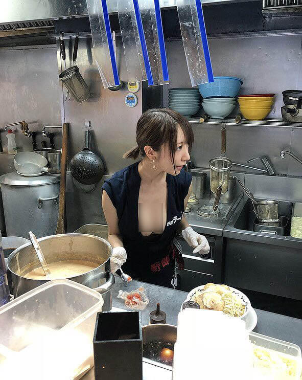 Makan Ramen Dilayani Pelayan Seksi, Mau?