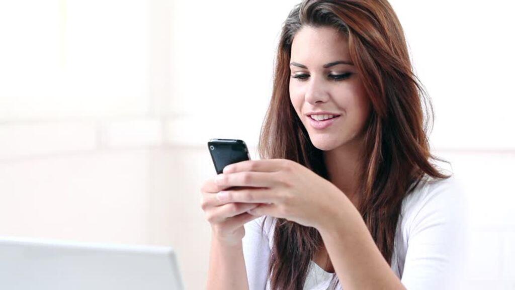 Awas, Inilah 4 Masalah dari Kebiasaan Main Smartphone Sebelum Tidur