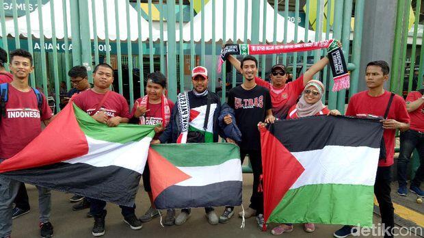 Suporter Lokal Sepakbola Asian Games Terbelah Bela Indonesia dan Palestina