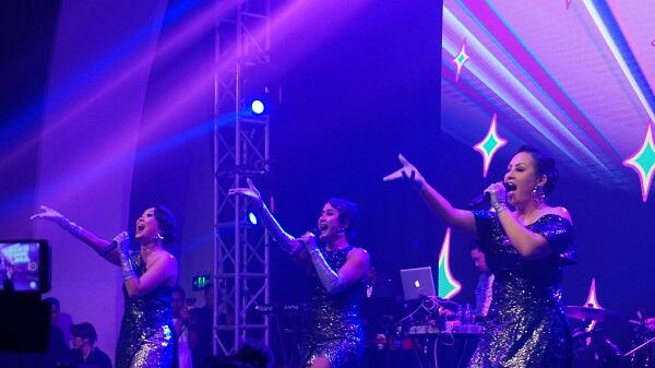 Seru-seruan Sambil Nostalgia di Konser Be3 Dua Lima
