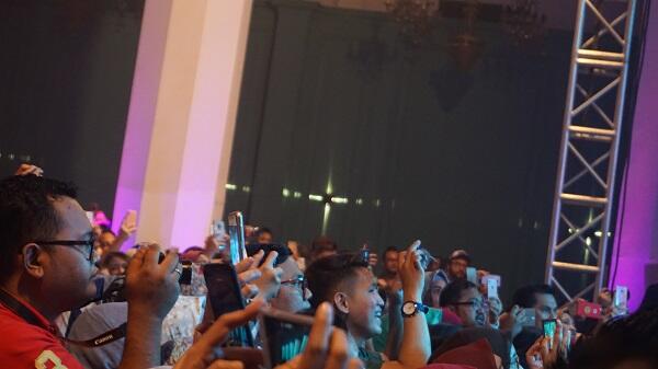 Seru-seruan Sambil Nostalgia di Konser Be3 Dua Lima