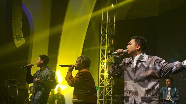 Seru-seruan Sambil Nostalgia di Konser Be3 Dua Lima
