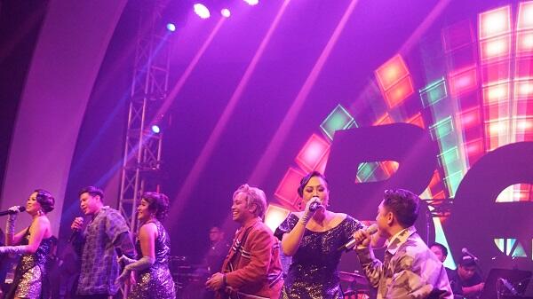 Seru-seruan Sambil Nostalgia di Konser Be3 Dua Lima