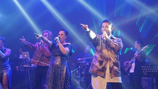 Seru-seruan Sambil Nostalgia di Konser Be3 Dua Lima