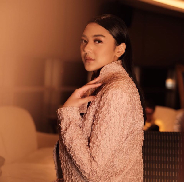 Foto-foto Putri Tanjung, Anak Super Tajir yang Gayanya Sederhana Banget