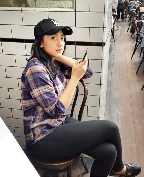 Foto-foto Putri Tanjung, Anak Super Tajir yang Gayanya Sederhana Banget