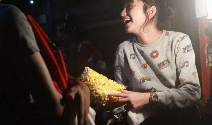 Cantiknya Kebangetan, Gadis Penjual Popcorn Bikin Pembeli Gagal Fokus

