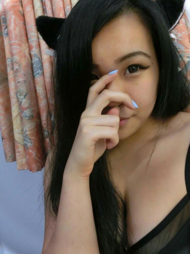 Lihat Foto Istri Jual Diri di Medsos
