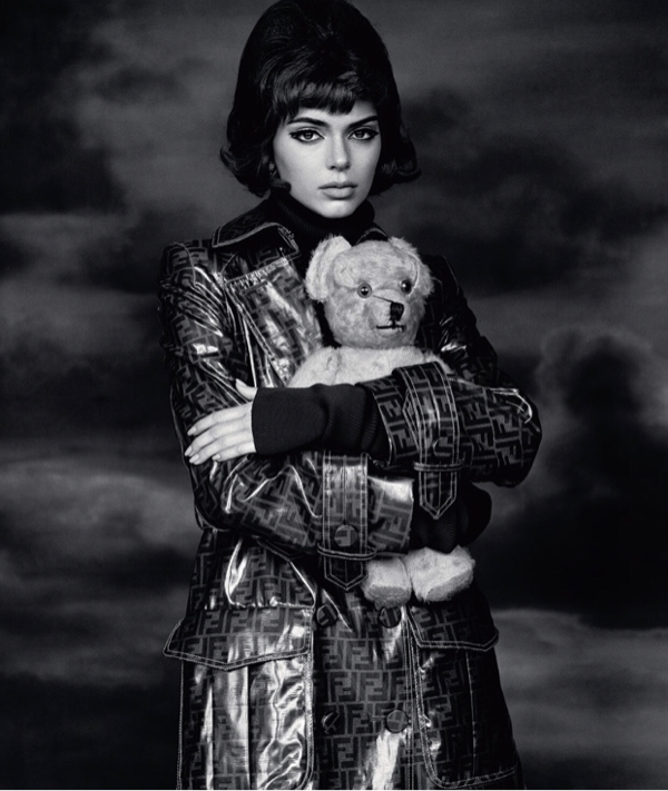 Beda Banget, Kendall Jenner Topless di Majalah