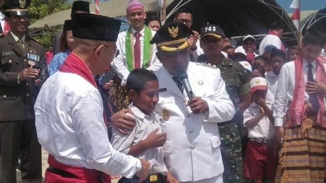 Siswa SMP di NTT Pemanjat Tiang Dapat Beasiswa PLN Sampai S1