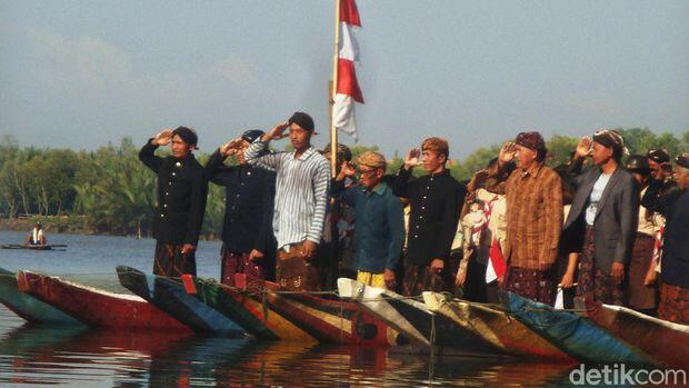 Warga Kejawen Bonokeling Upacara Kemerdekaan di Atas Perahu