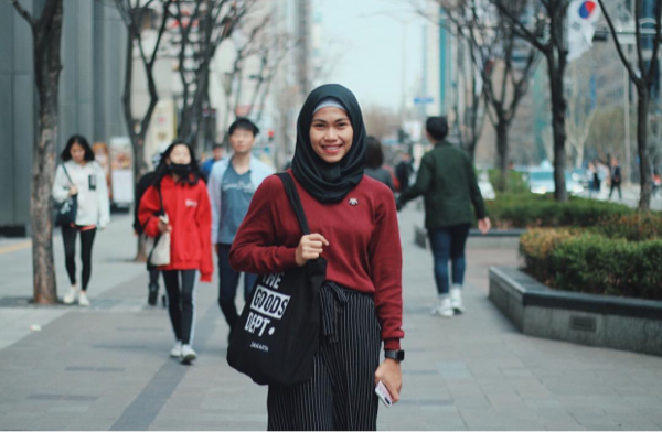 Gaya Hijab Si Manis Defia, Peraih Medali Emas Pertama Indonesia di Asian Games 2018