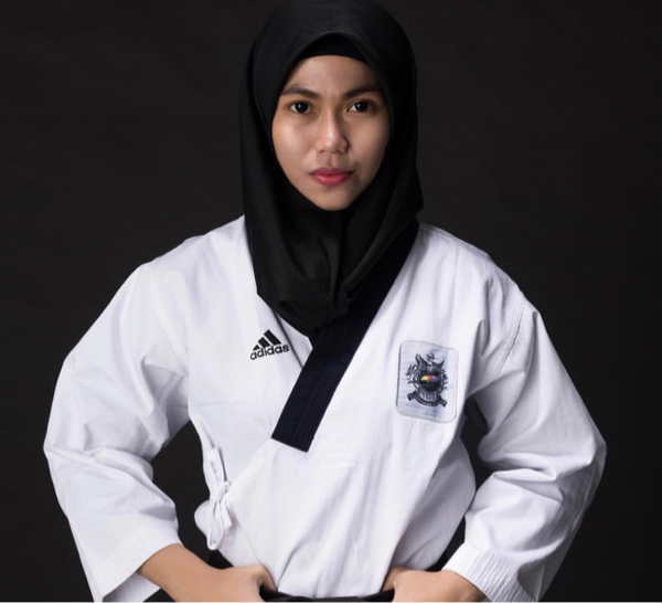 Gaya Hijab Si Manis Defia, Peraih Medali Emas Pertama Indonesia di Asian Games 2018