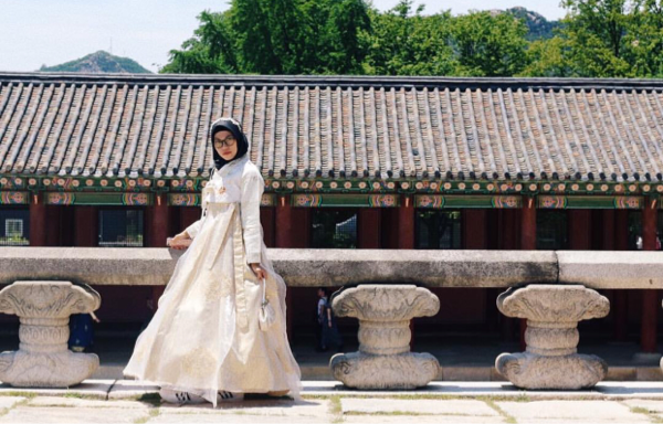 Gaya Hijab Si Manis Defia, Peraih Medali Emas Pertama Indonesia di Asian Games 2018