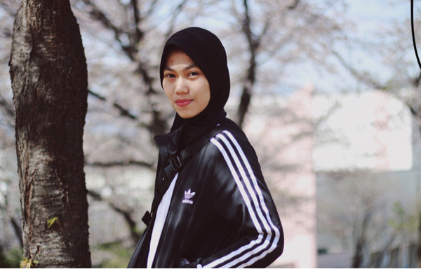 Gaya Hijab Si Manis Defia, Peraih Medali Emas Pertama Indonesia di Asian Games 2018