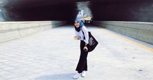 Gaya Hijab Si Manis Defia, Peraih Medali Emas Pertama Indonesia di Asian Games 2018