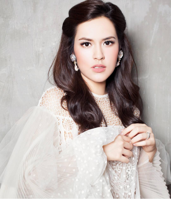 Foto-foto Raisa dengan Pilihan Lipstik Merah, Cantik atau Tua?