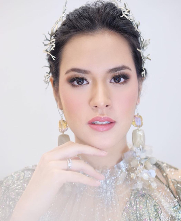 Foto-foto Raisa dengan Pilihan Lipstik Merah, Cantik atau Tua?