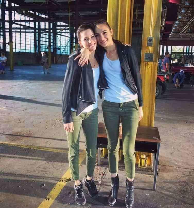 Bak Pinang Dibelah Dua, 10 Kedekatan Artis dengan Stuntmannya di Film