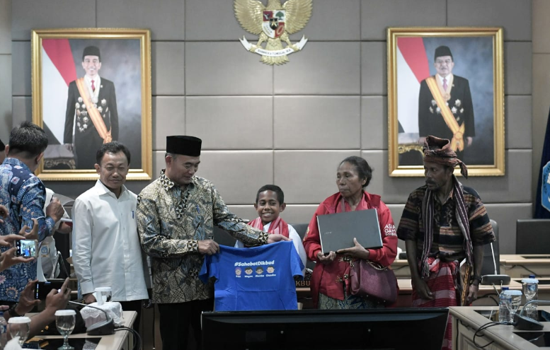 Ini Deretan Hadiah untuk Joni si Pemanjat Tiang Bendera