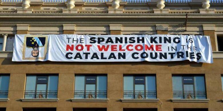 Muncul Spanduk Raksasa tentang Penolakan Raja Spanyol di Barcelona.