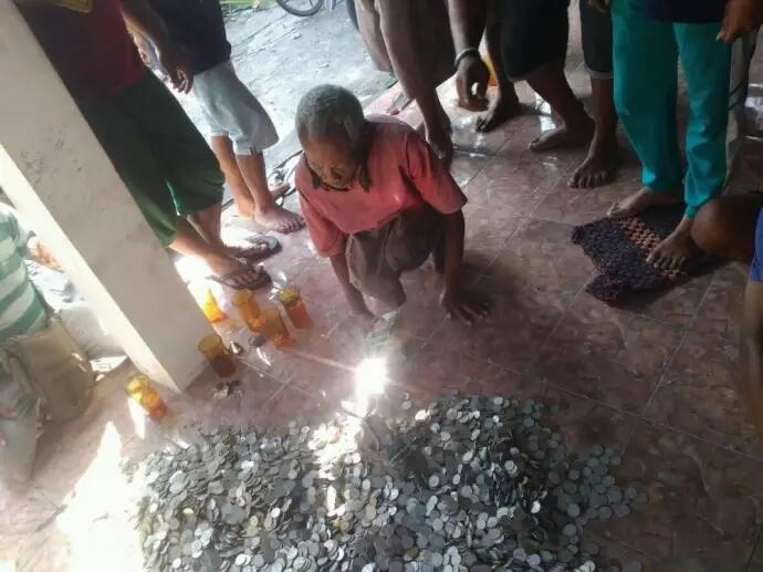 Rumah Yang Hampir Rubuh Ini Didalamnya Berkarung-karung Uang Tunai!